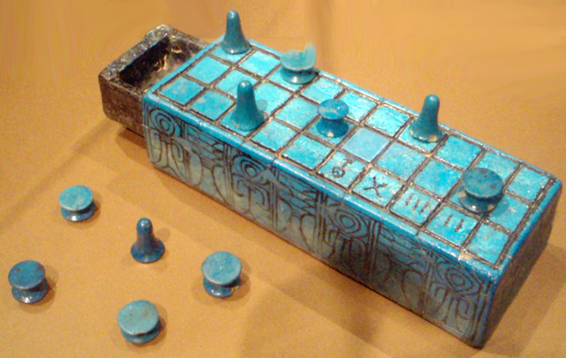 Senet Egizio, l'antenato del Backgammon, con inciso il nome di Amenhotep III. Fotografia di Keith Schengili-Roberts, fonte wikipedia
